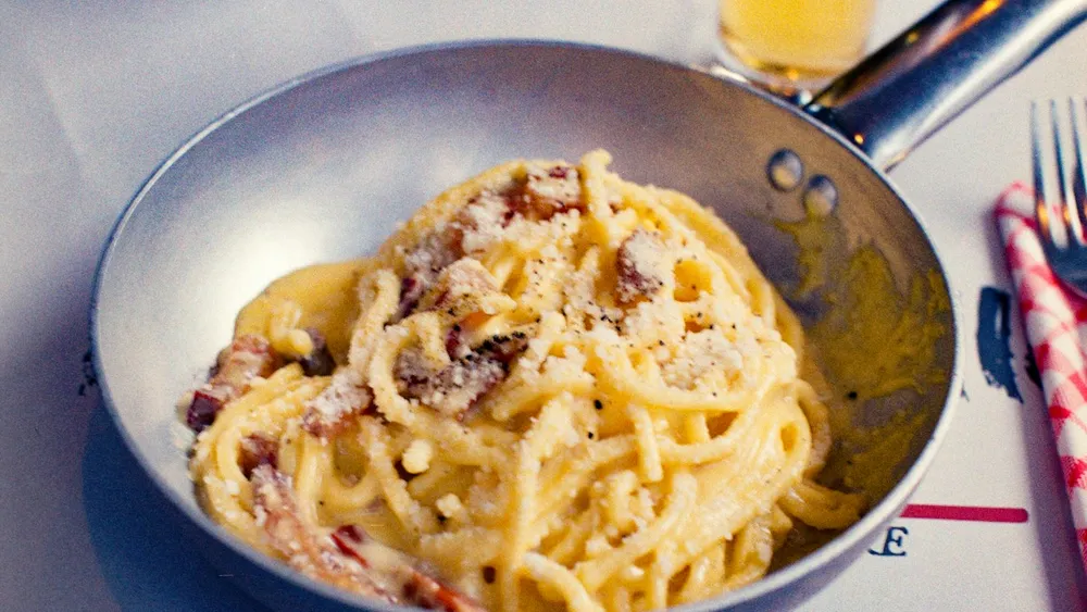 Spaghetti carbonara served in a pan